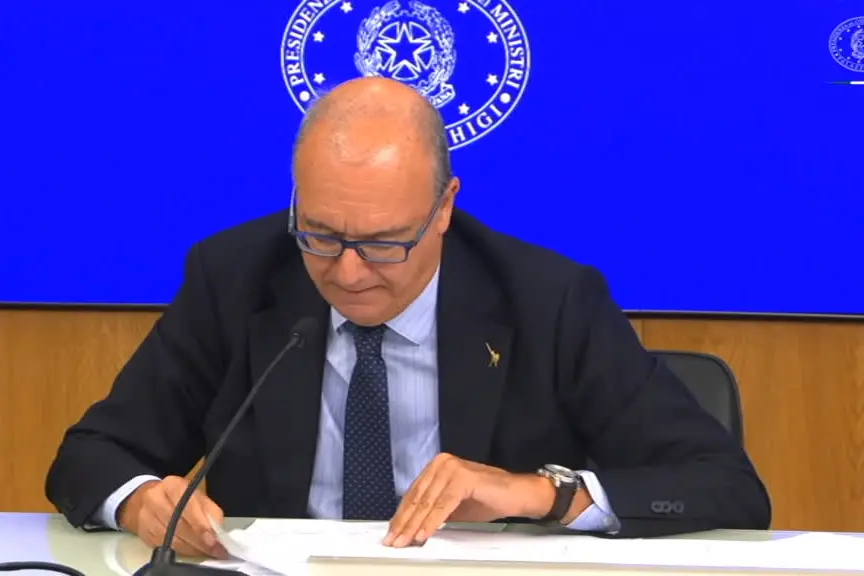 Scuola, Valditara: "Sanzioni a chi entra in classe con burqa o niqab"