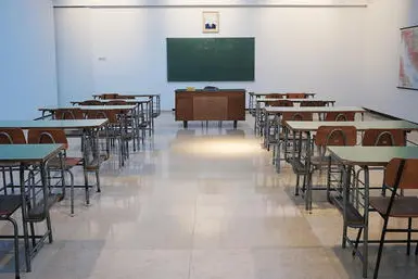 lifestyle maturita' 2020, la foto dei banchi distanziati per l'esame orale diventa un 'meme' fra i ragazzi che la paragonano ad una aula di un tribunale e l'esame ad un 'interrogatorio' .jpeg