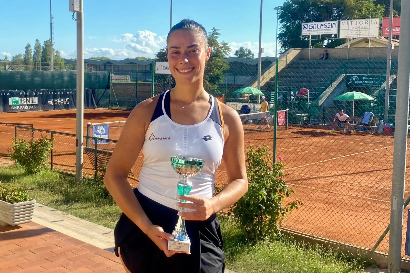 Anastasia Ogno con il trofeo marchigiano (foto Antonio Burruni)