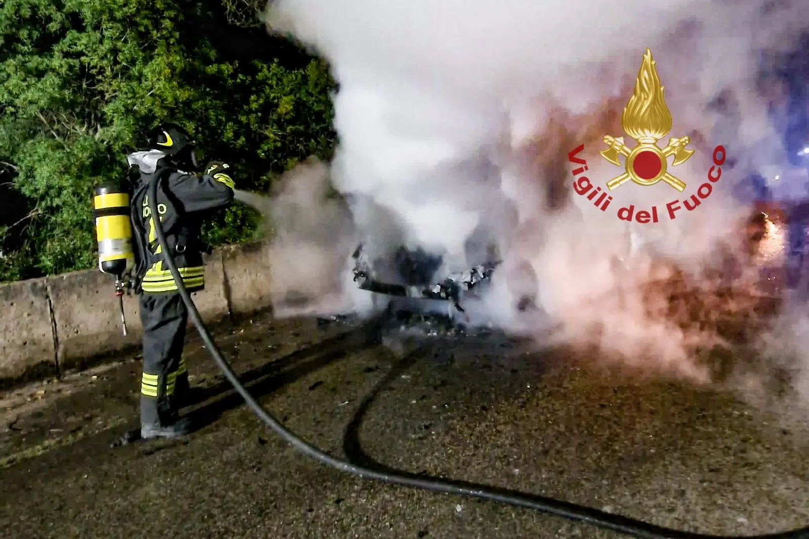 L'auto a fuoco sulla sp 68 (foto vigili del fuoco)