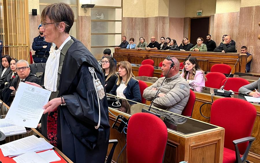 Lo sguardo del padre non si stacca mai dal presunto assassino