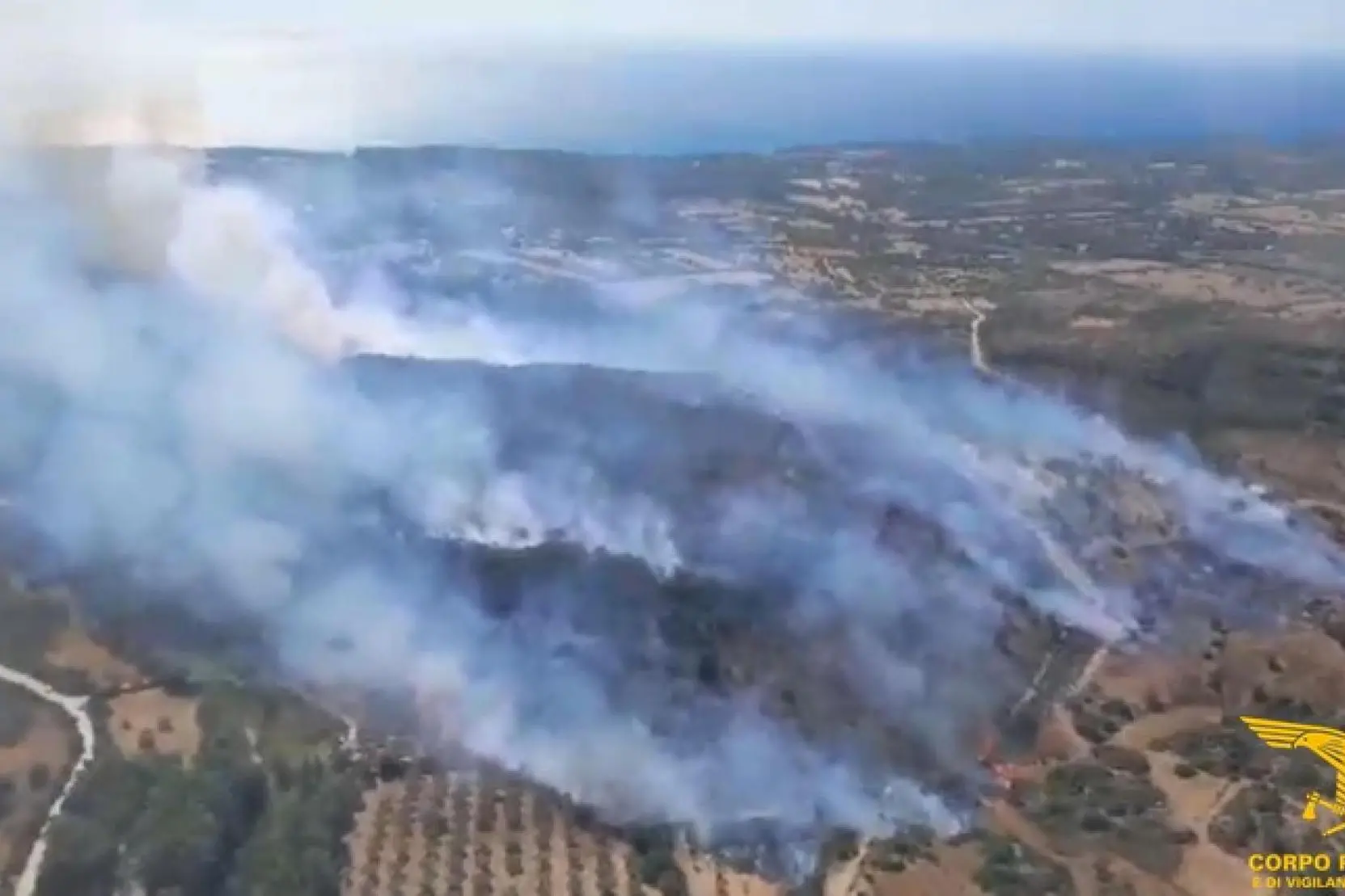 L'incendio nelle campagne attorno a Cala Liberotto, una delle più rinomate spiagge della costa di Orosei