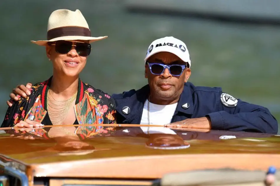 Il regista Spike Lee con la moglie a Venezia (foto Ansa)