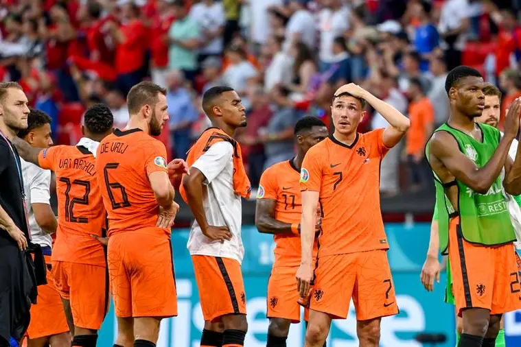 La delusione sui volti dei giocatori olandesi dopo l'eliminazione (Ansa)