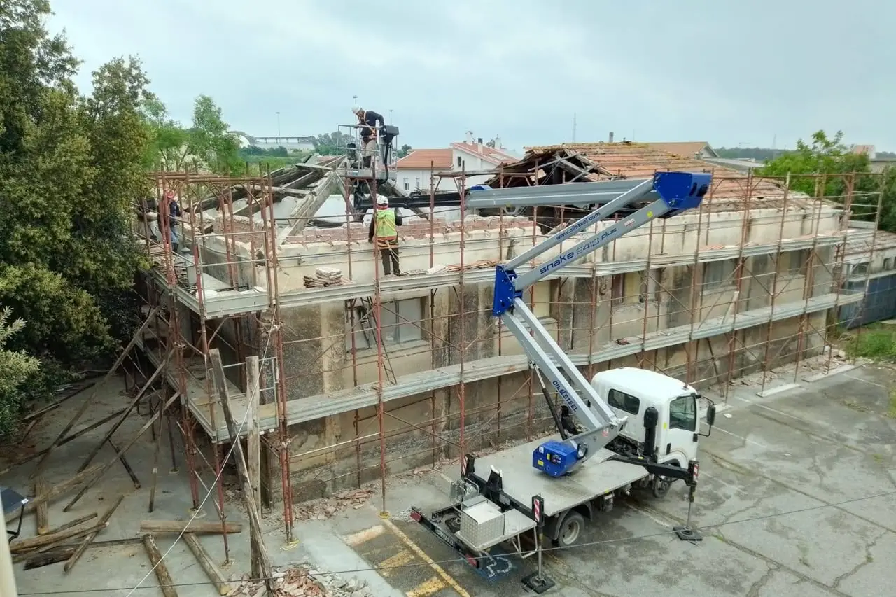 I lavori nell’ex palestra a Mandas (foto Sirigu)