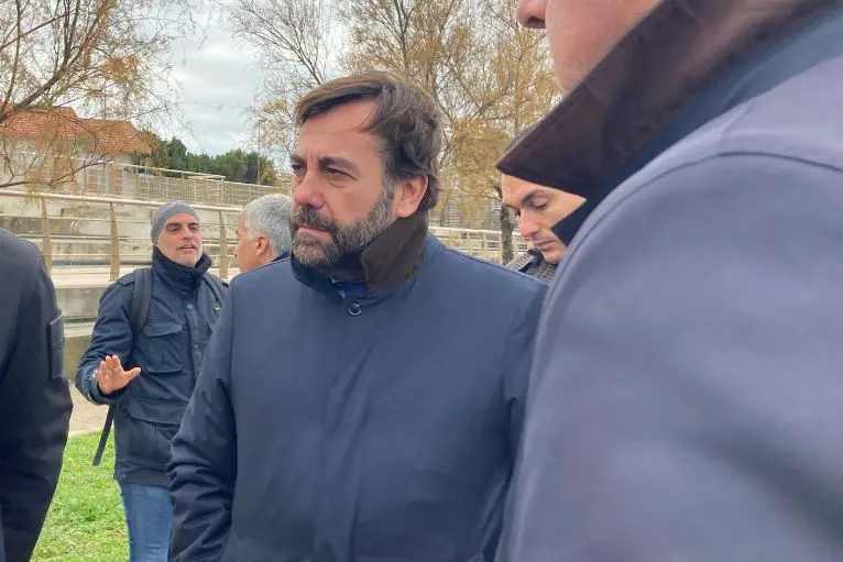 L'assessore ai Trasporti, Antonio Moro, durante il sopralluogo (L'Unione Sarda - Pala)