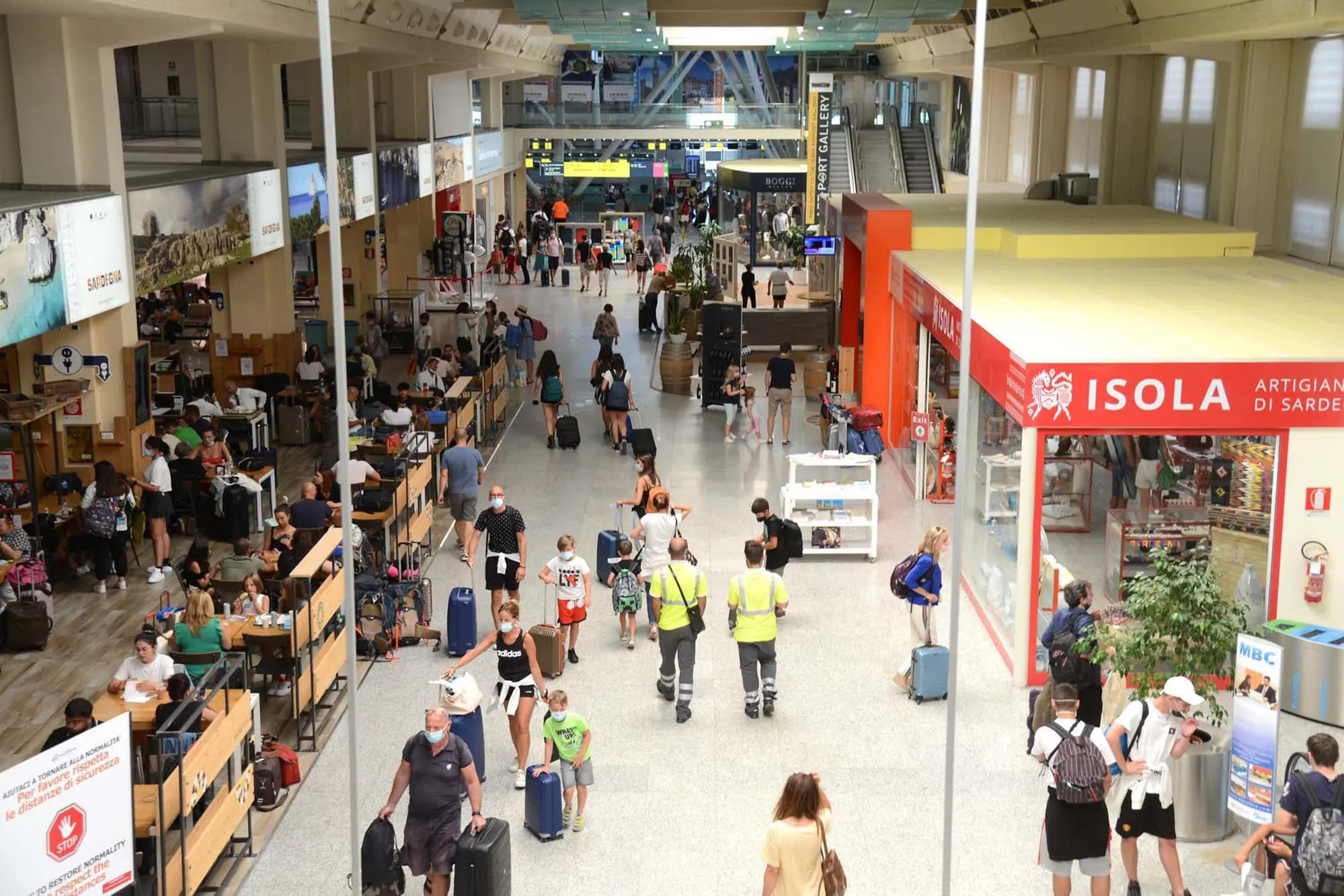 Aeroporto Costa Smeralda, passeggeri in transito (archivio L'Unione Sarda)