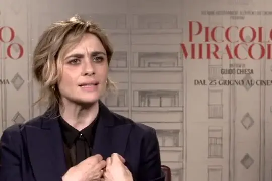 Greta Scarano in "Piccolo miracolo": una non vedente che cura gli altri