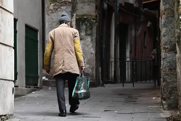 Povertà, foto simbolo (Ansa)