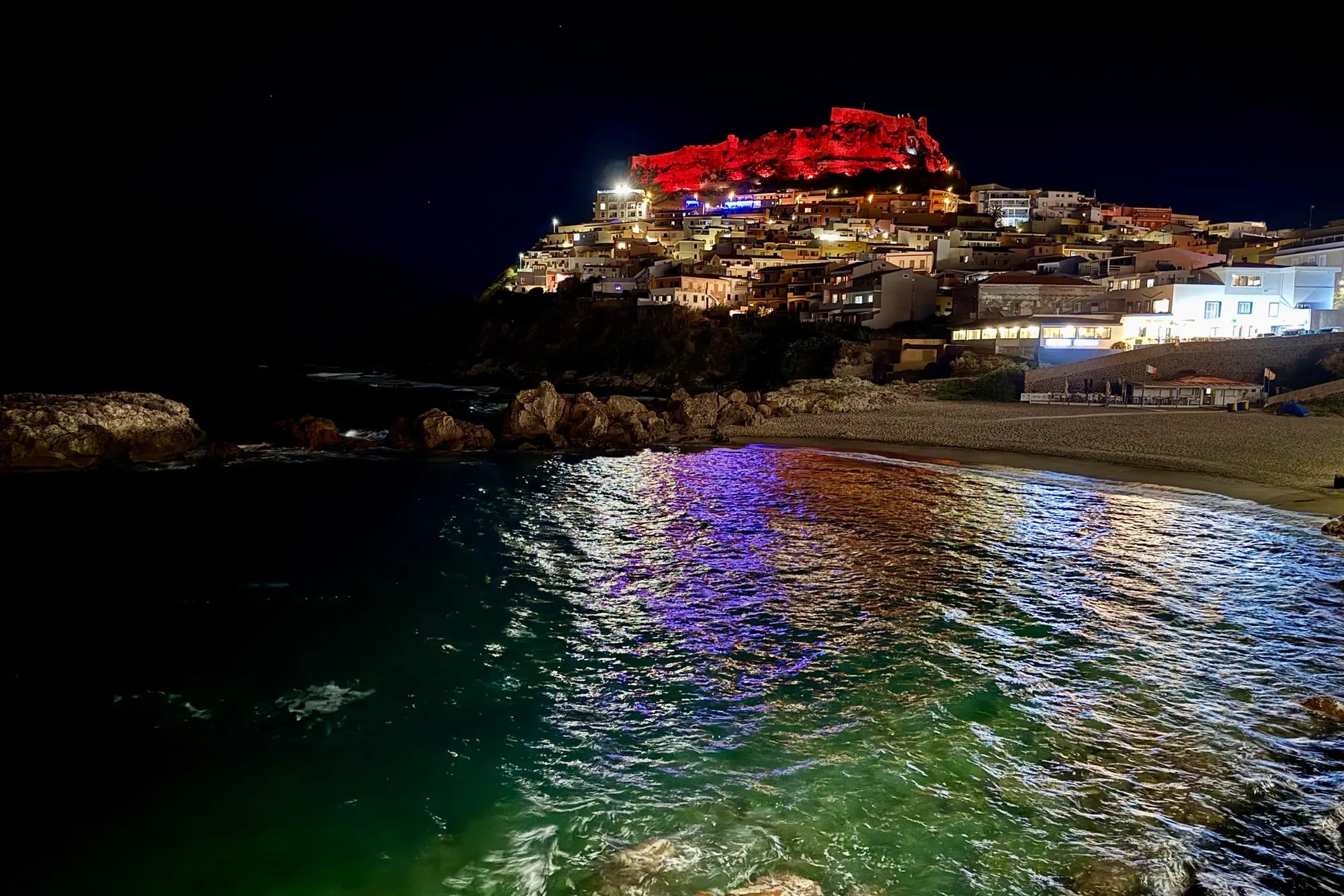Castelsardo, il castello illuminato di rosso, colore simbolo della lotta alla violenza contro le donne (Foto simbolo)