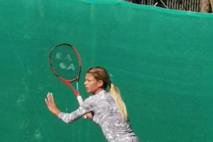 Camila Giorgi si allena sui campi del Tc Alghero (foto Antonio Burruni)