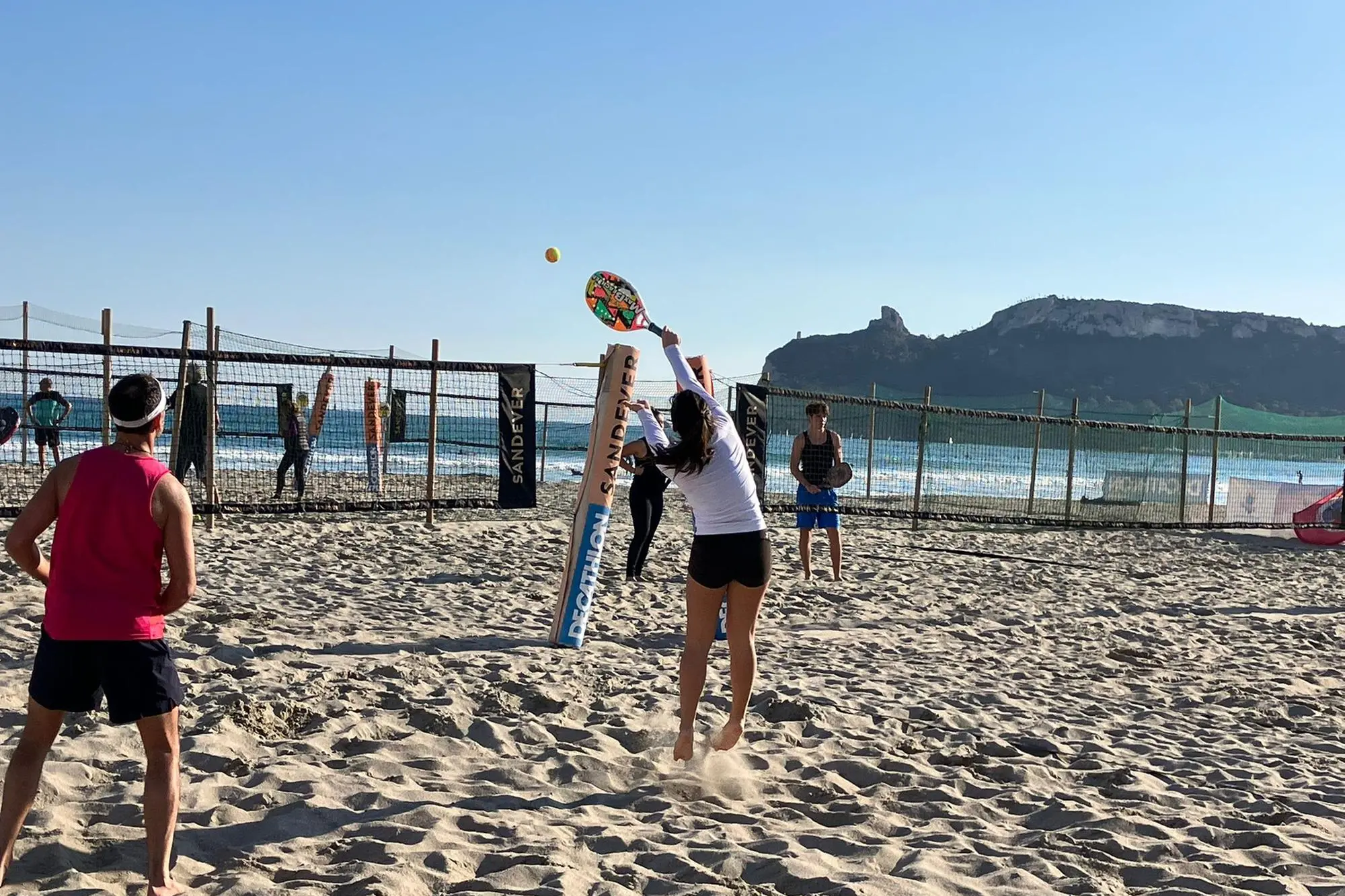 Una partita di beach tennis sulla spiaggia del Poetto di Cagliari (foto concessa)