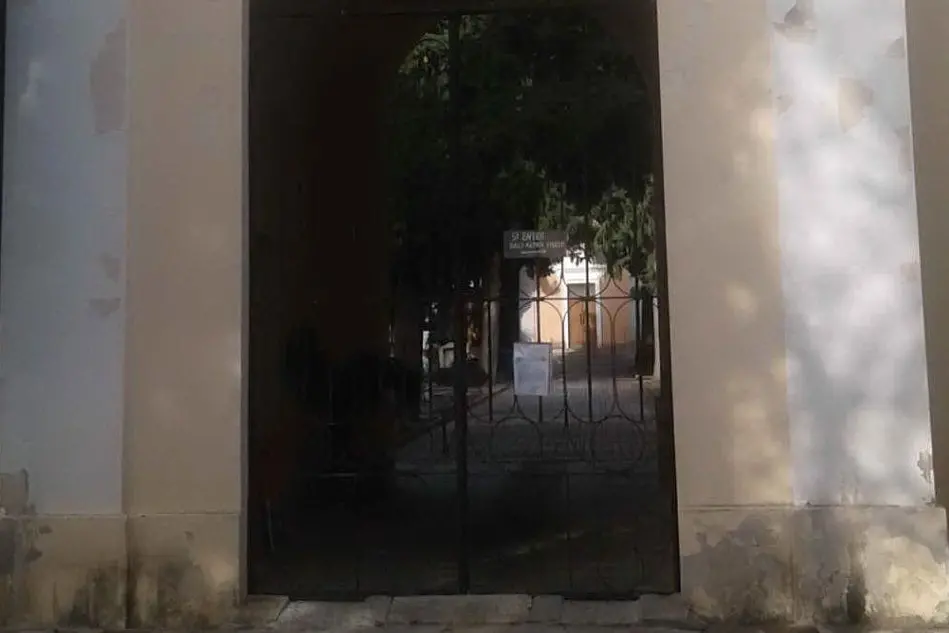L'ingresso del cimitero (L'Unione Sarda)