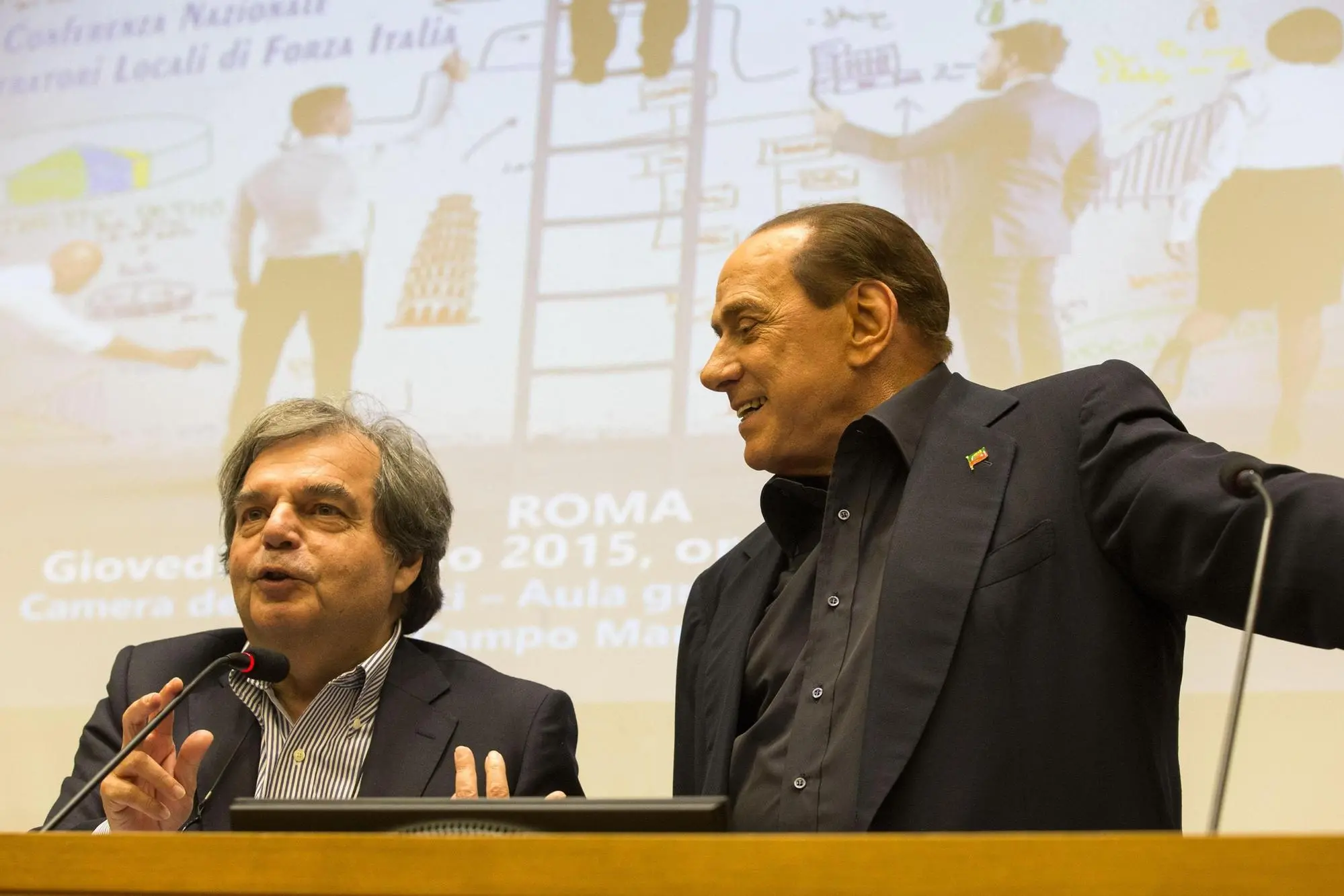 Silvio Berlusconi e Renato Brunetta all'assemblea degli amministratori di Fi, Roma, 16 luglio 2015. ANSA/MASSIMO PERCOSSI