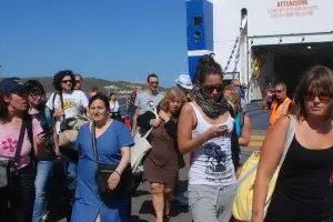 L'arrivo dei &quot;disperati&quot; della Tirrenia a Olbia (Foto Satta)