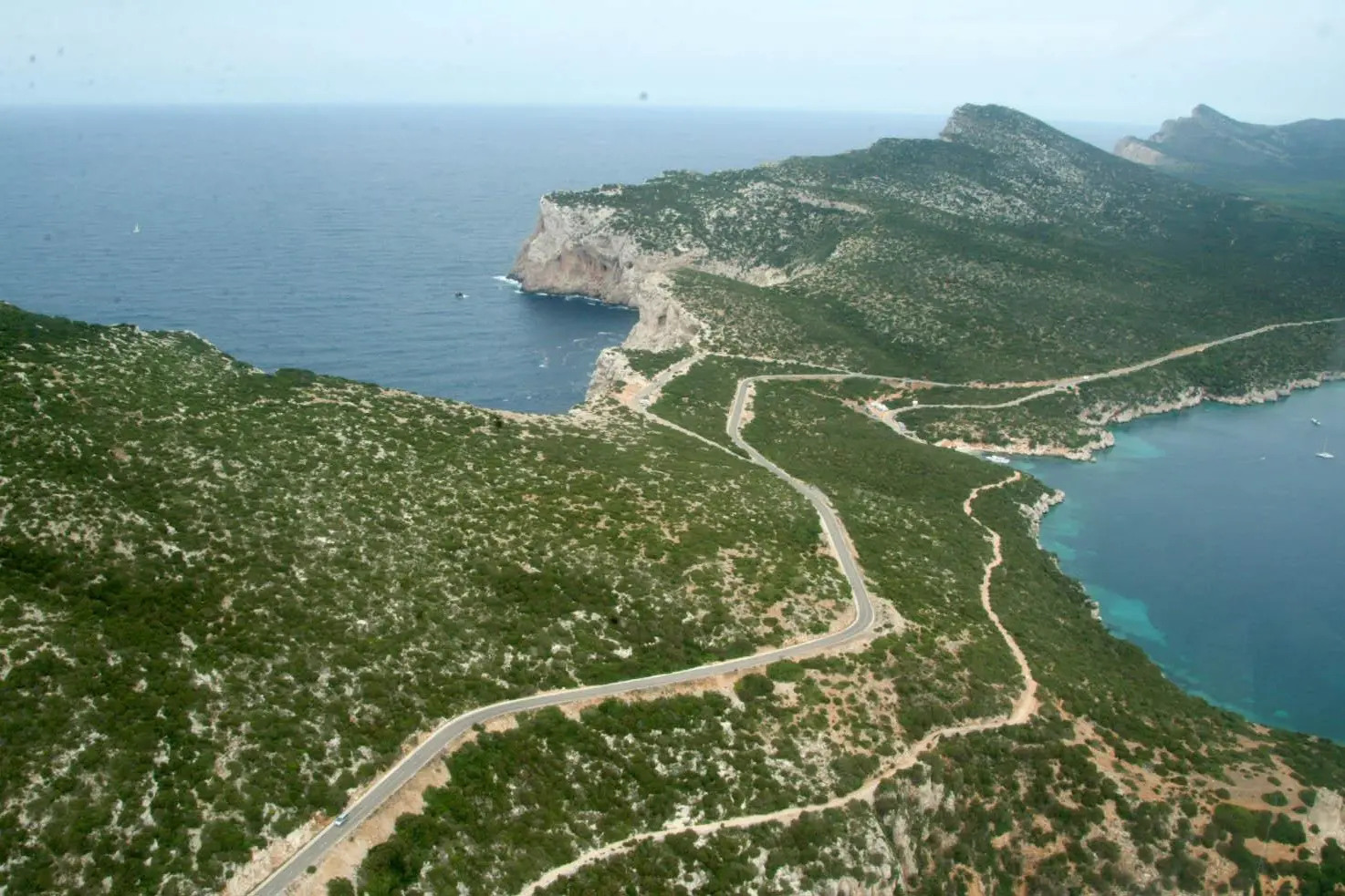 La strada che porta alle grotte di Nettuno e a belvedere di Capo Caccia