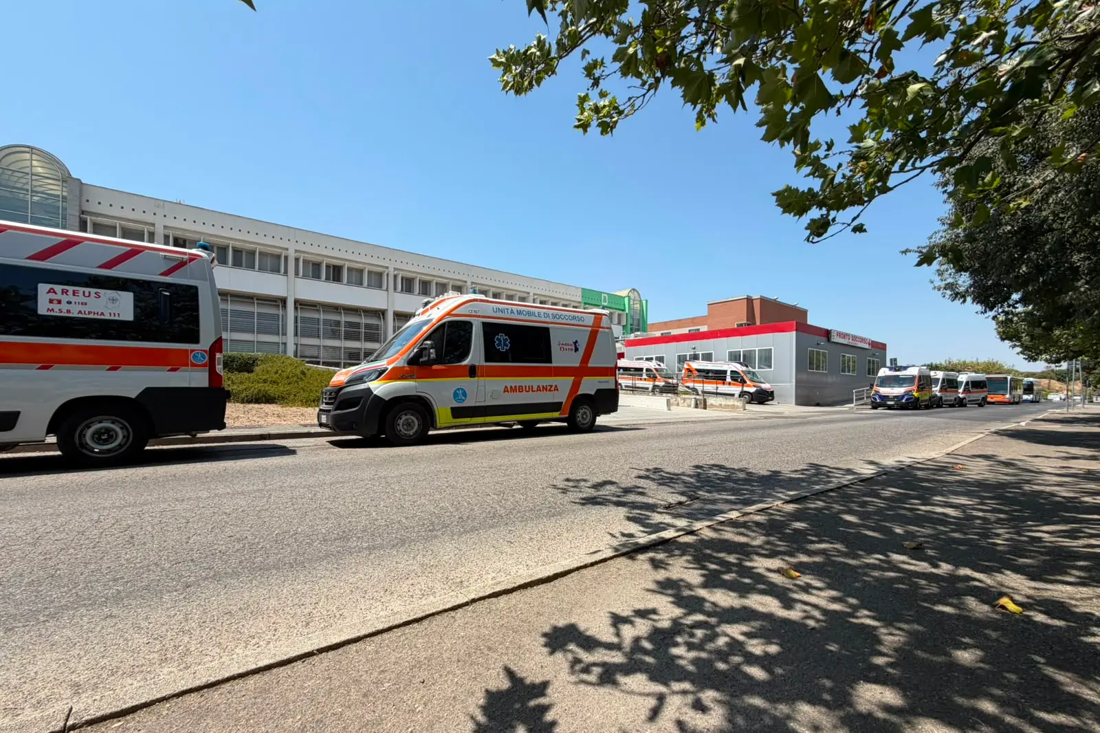 Ambulanze in fila al Policlinico