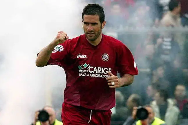 Cristiano Lucarelli con la maglia del Livorno (Ansa)