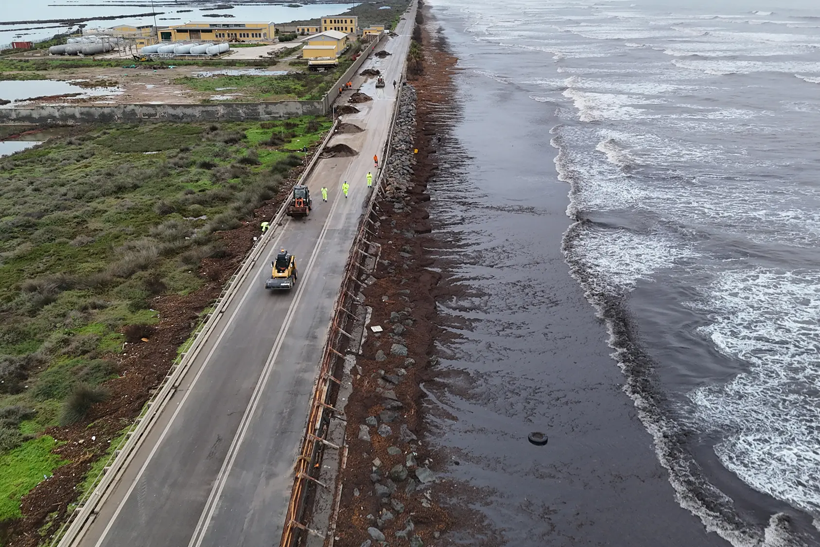 Cagliari 21 gennaio . la statale 195 dopo il ciclone Harry - S. Anedda Endrich
