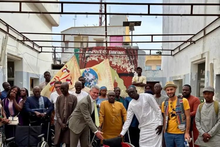 La consegna delle carrozzine in Senegal (foto concessa)