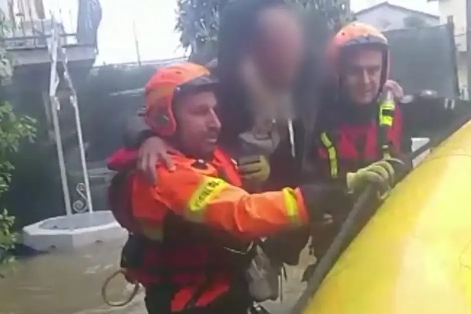 Un salvataggio dei vigili del fuoco sardi in Emilia Romagna (Frame di video)