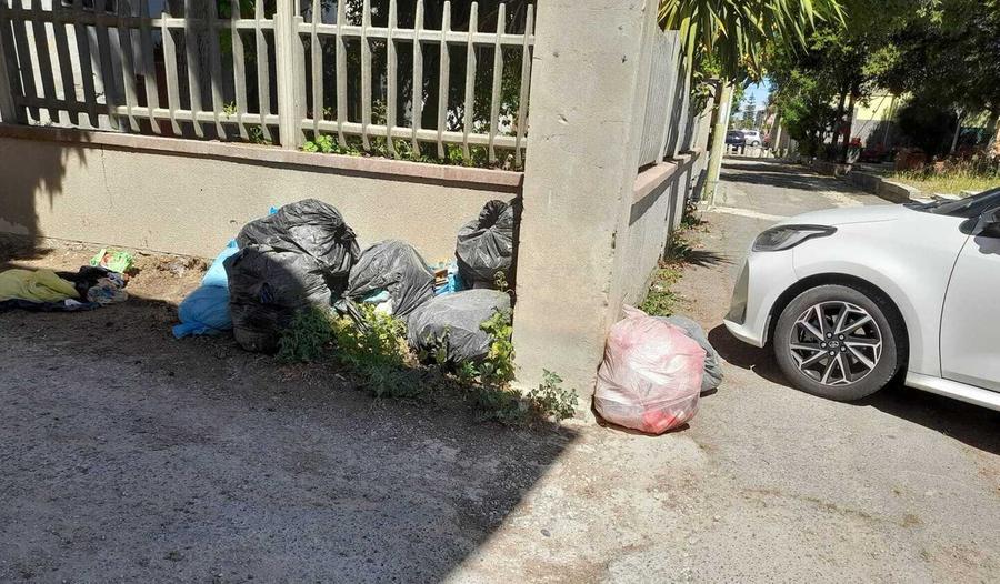 Rifiuti e degrado nella piazza dei giardinetti