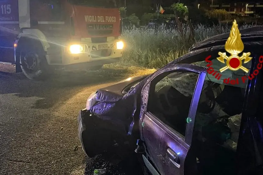 L'auto coinvolta nell'incidente (foto vigili del fuoco)