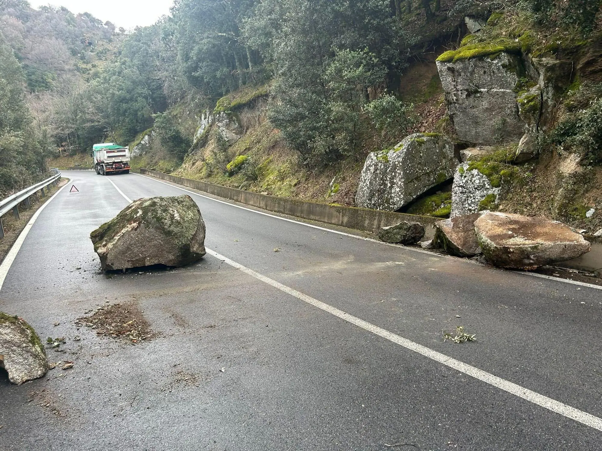 Il masso caduto nella SP 7 Desulo-Fonni (foto Onano)
