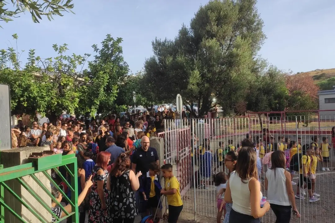 La protesta davanti alla scuola di via Caravaggio a Sinnai (L'Unione Sarda - Andrea Serreli)