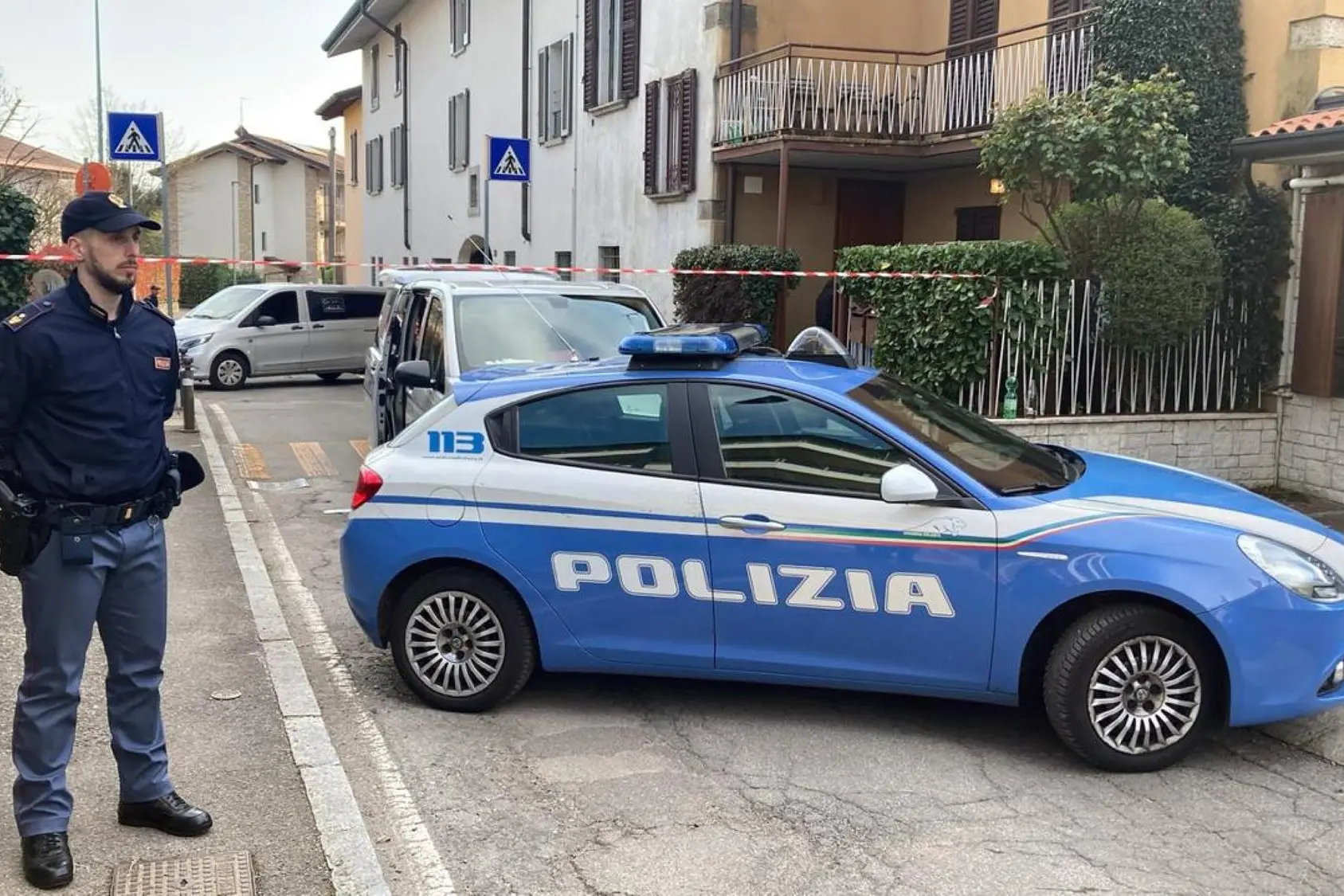 Inquirenti sul luogo dell'omicidio, Bergamo, 18 marzo 2026. Una donna è stata uccisa dal marito a Bergamo in una casa di via Pescaria. La coppia è italiana e l'uomo avrebbe poi tentato, invano, di togliersi la vita. ANSA/MICHELE MARAVIGLIA