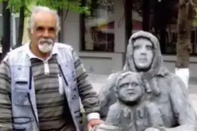 Tore Angioni con una scultura (foto Serreli)