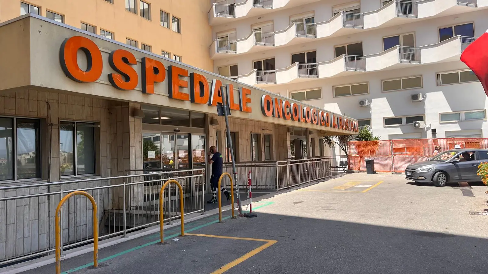 Contro il caldo all’Oncologico ventilatori e rinvio delle visite, il sindacato: «Soluzioni inaccettabili»