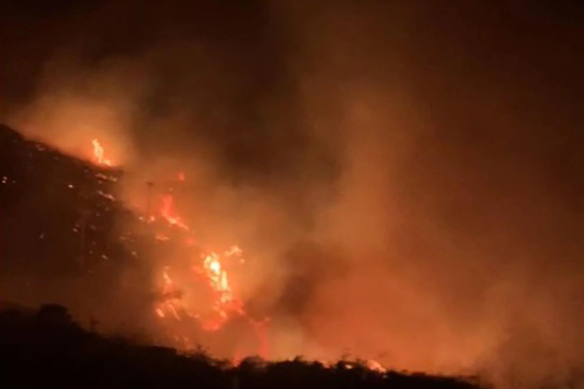 Un'immagine dell'incendio scoppiato a Pantelleria (foto Ansa)