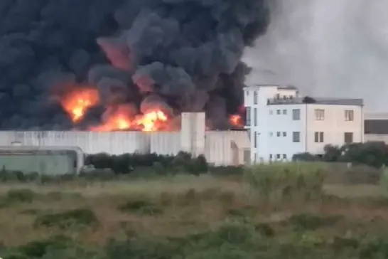 The fire of the industrial warehouses in Porto Torres (photo granted)