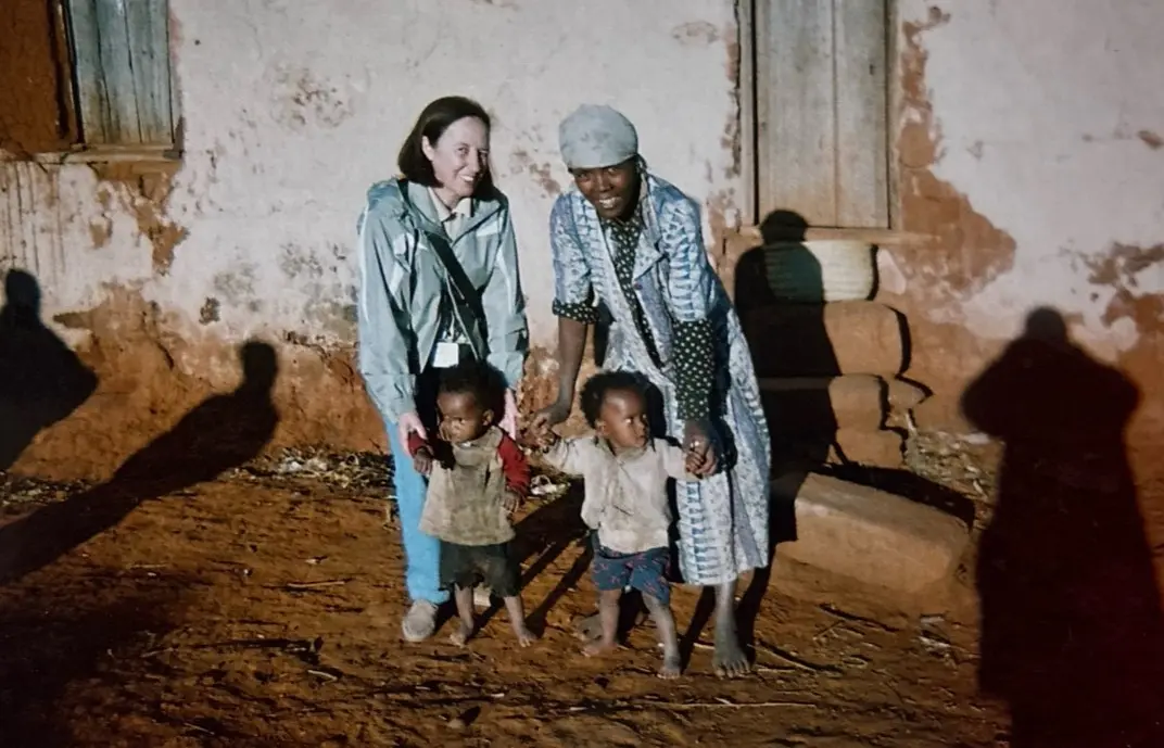 La missionaria di Lanusei con una famiglia malgascia (foto concessa)