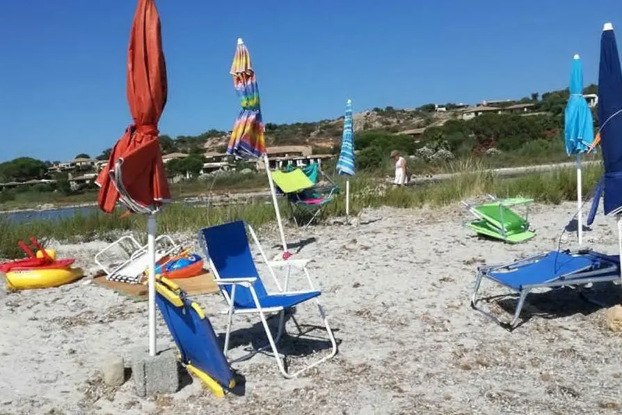 ombrelloni segnaposto sulla spiaggia di Salina Bamba (Foto S.Lecca)
