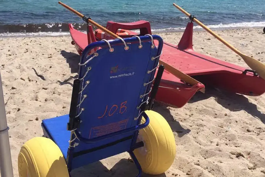 La sedia speciale che consente ai disabili di arrivare in spiaggia