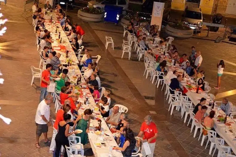 Cena in piazza a Oristano