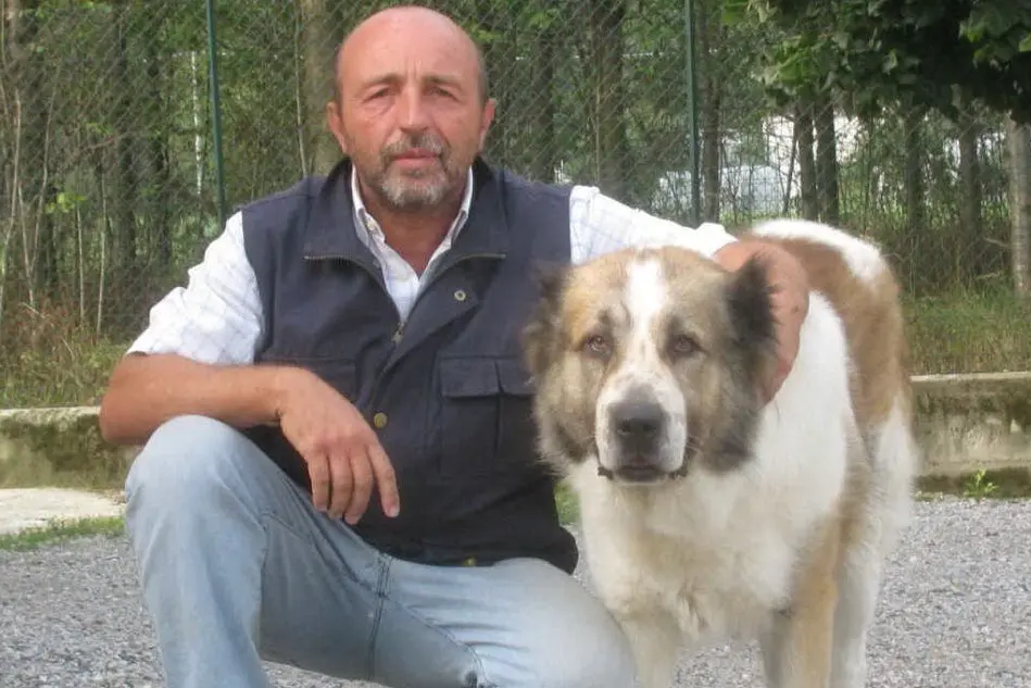Ezio Maria Romano con un esemplare di cane pastore dell'Asia centrale