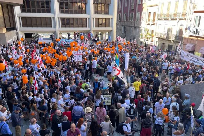 La manifestazione del 2 ottobre scorso sotto il Consiglio regionale, quando il Comitato Pratobello 24 portò le quasi 211mila firme raccolte a sostegno della legge di iniziativa popolare