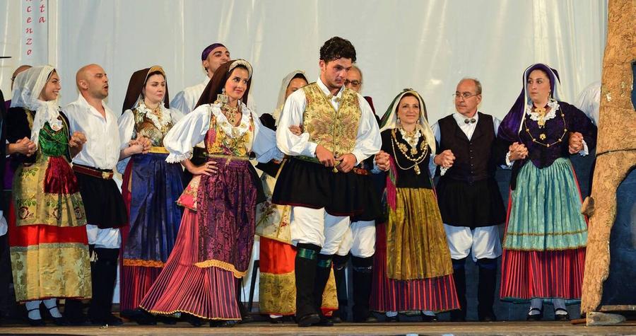 Ora l’abito tipico ha un regolamento