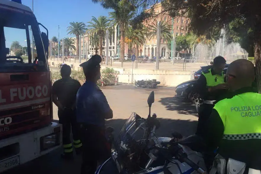 Il motorino distrutto dalle fiamme in piazza Darsena