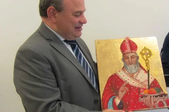 Il sindaco Nicola Sanna con il quadro raffigurante San Nicola (foto Comune di Sassari)