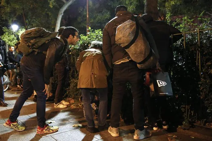 Cittadini all'esterno del Bataclan durante la presa degli ostaggi