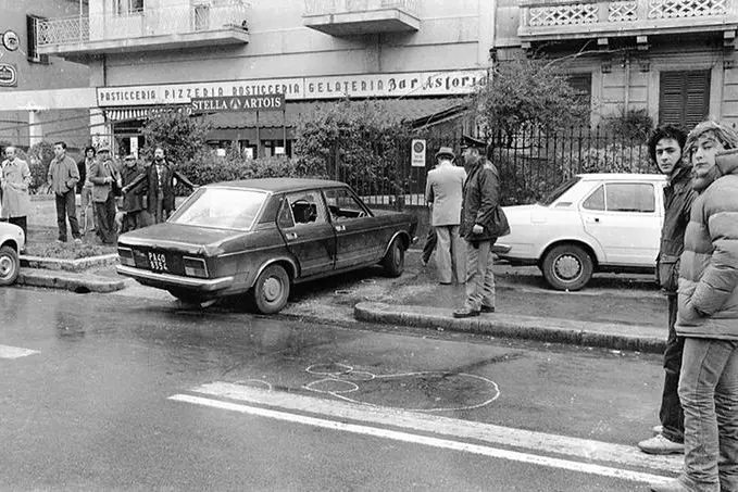 Il luogo e la macchina in cui è stato ucciso in un attentato Piersanti Mattarella . Il presidente della Regione siciliana fu ucciso il 6 gennaio 1980 a Palermo ANSA