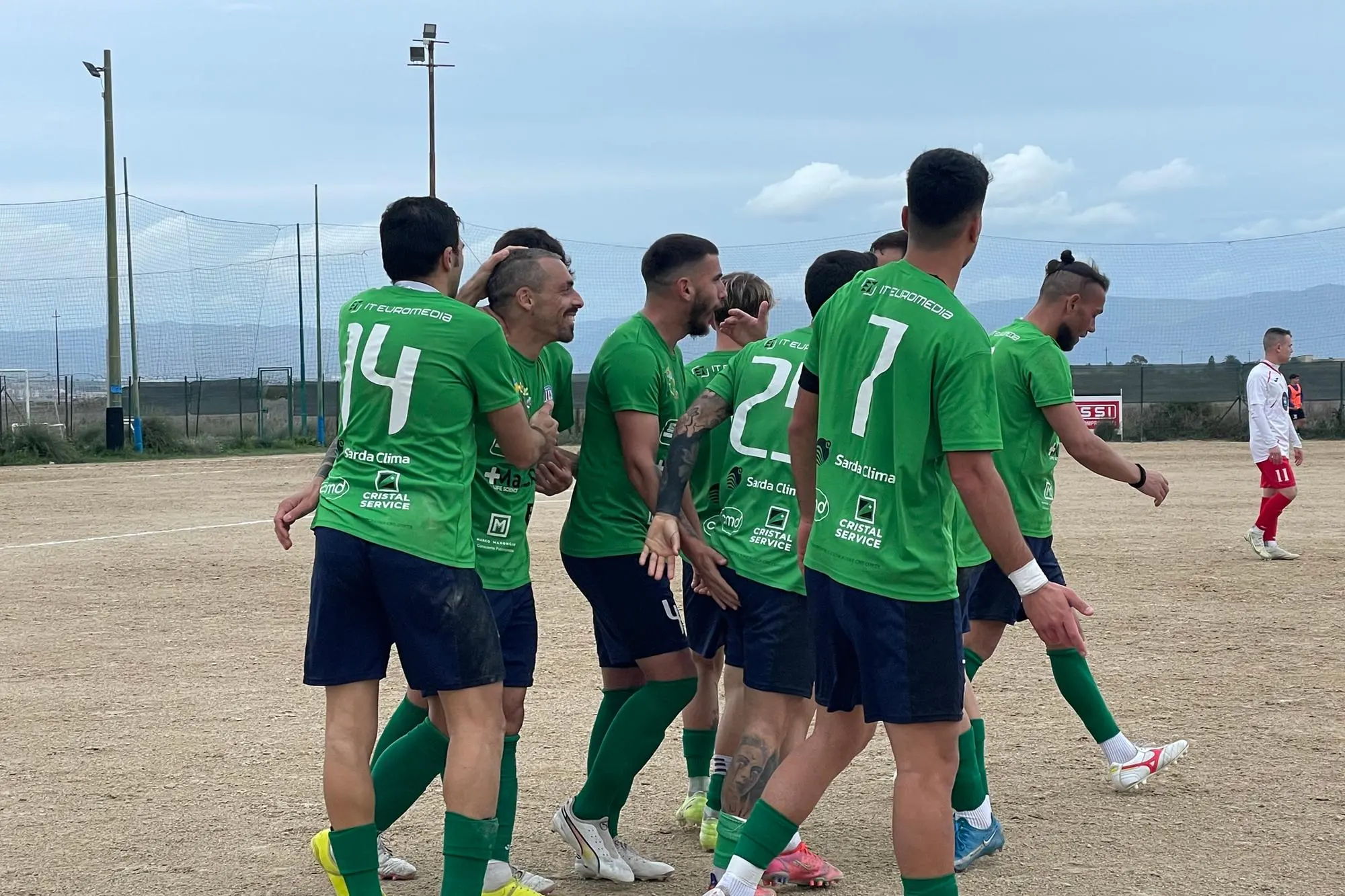 I giocatori del Monastir festeggiano Alessio D’Agostino per lo splendido gol all’Atletico Cagliari (foto Spignesi)