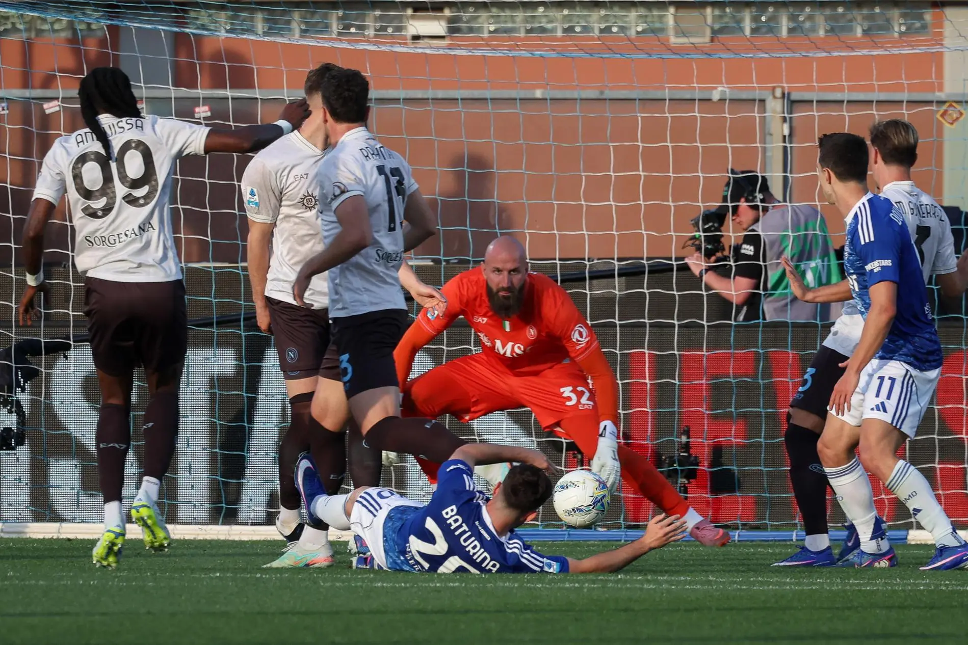 Como 1907's mildfielder Martin Baturina in action against SSC Napoli's goalkeeper Milinkovic-Savic during the Italian Serie A soccer match between Como 1907 and SSC Napoli at Giuseppe Sinigaglia stadium in Como, Italy 2 May 2026. ANSA / ROBERTO BREGANI