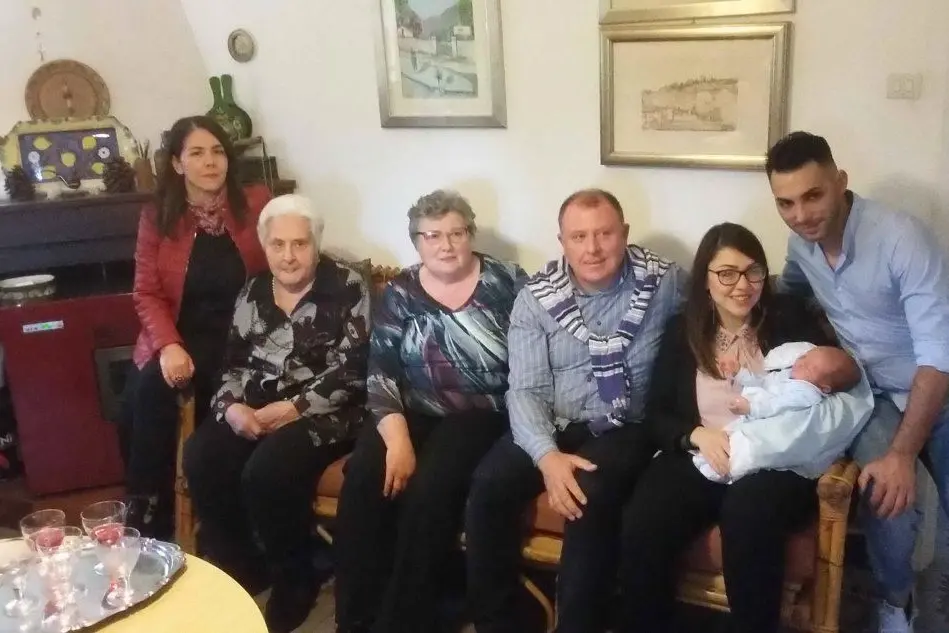La famiglia Piras-Cabboi con il neonato Leonardo e mamma, papà, nonni, bisnonna e trisnonna