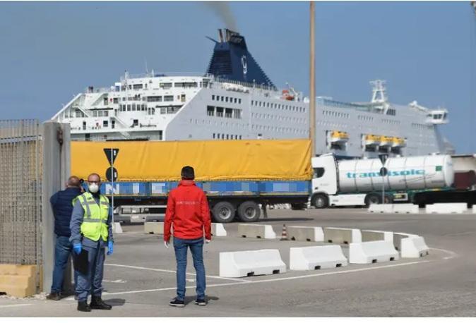Merci, nuova stangata in arrivo: «Rincari fino a 230 euro, autotrasporto sardo a rischio tracollo»