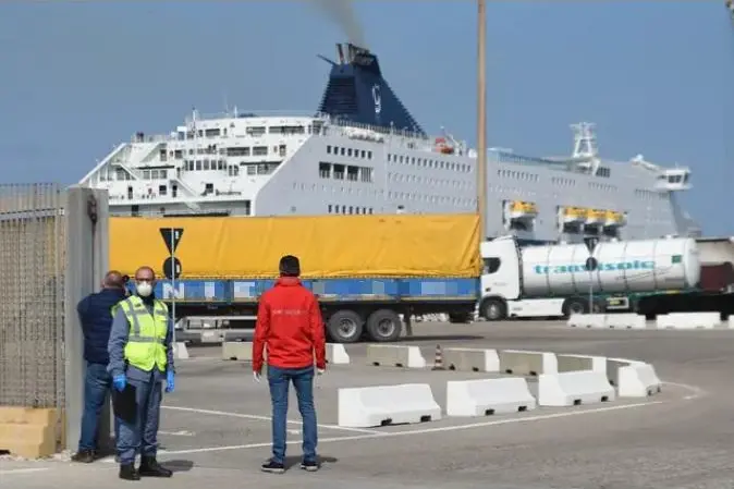 Camion merci al porto di Olbia (archivio L'Unione Sarda)